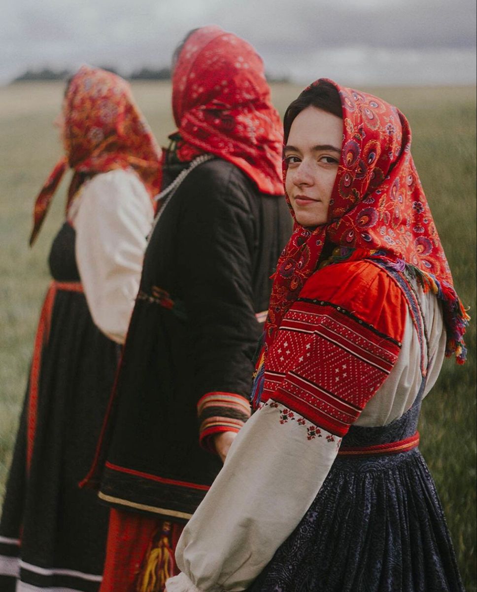 Women in Slavic costumes in Leipzig