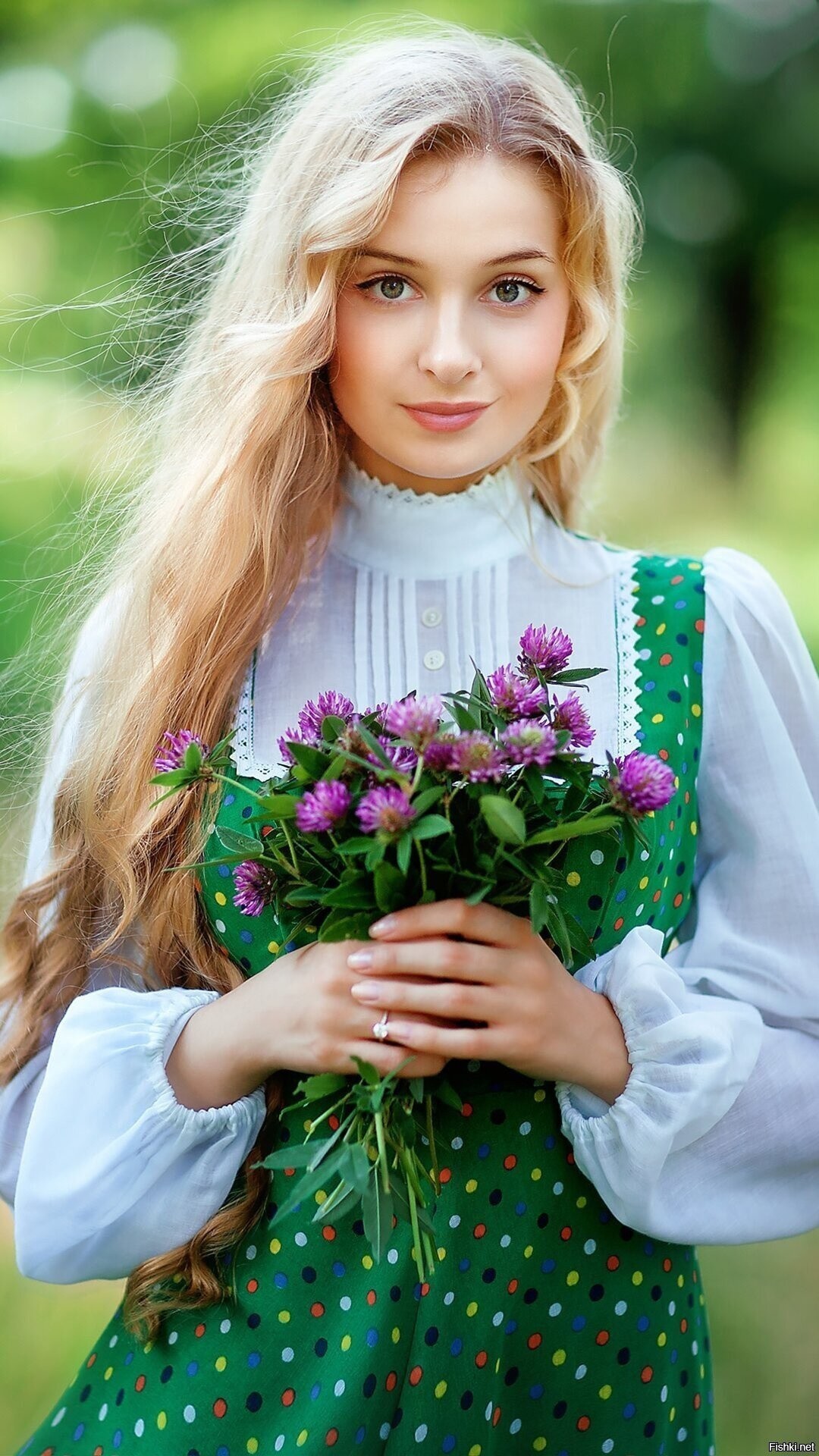 Girls in Slavic costumes in Leipzig